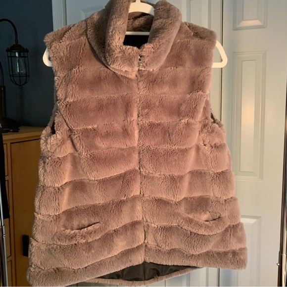EVEREVE Dylan Reversible Faux Fur Vest - Picture 1 of 4